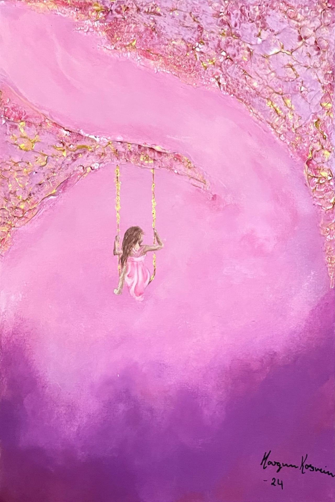 En jente i rosa kjole sitter på en huske med gylne tau, omgitt av rosa og lilla farger og struktur med gullinnslag øverst.