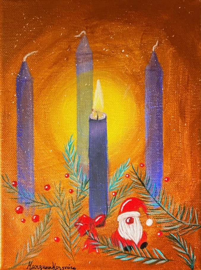 Fire lilla adventslys, hvorav ett brenner, står sammen med grankvister, røde bær og en liten nisse mot en varm oransje bakgrunn.
