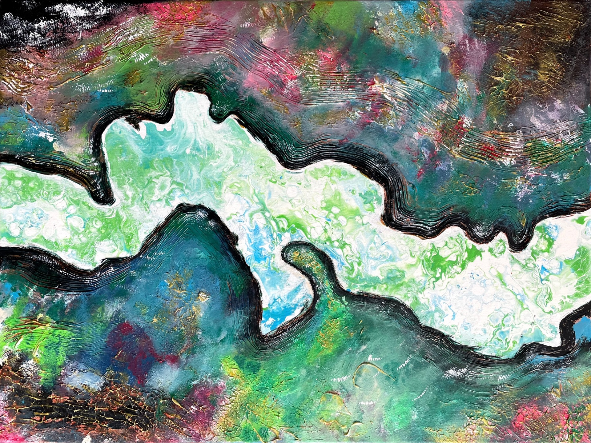 En lys, elvelignende form slynger seg gjennom et abstrakt landskap i turkis, grønt, rosa og svart, med gylne detaljer.
