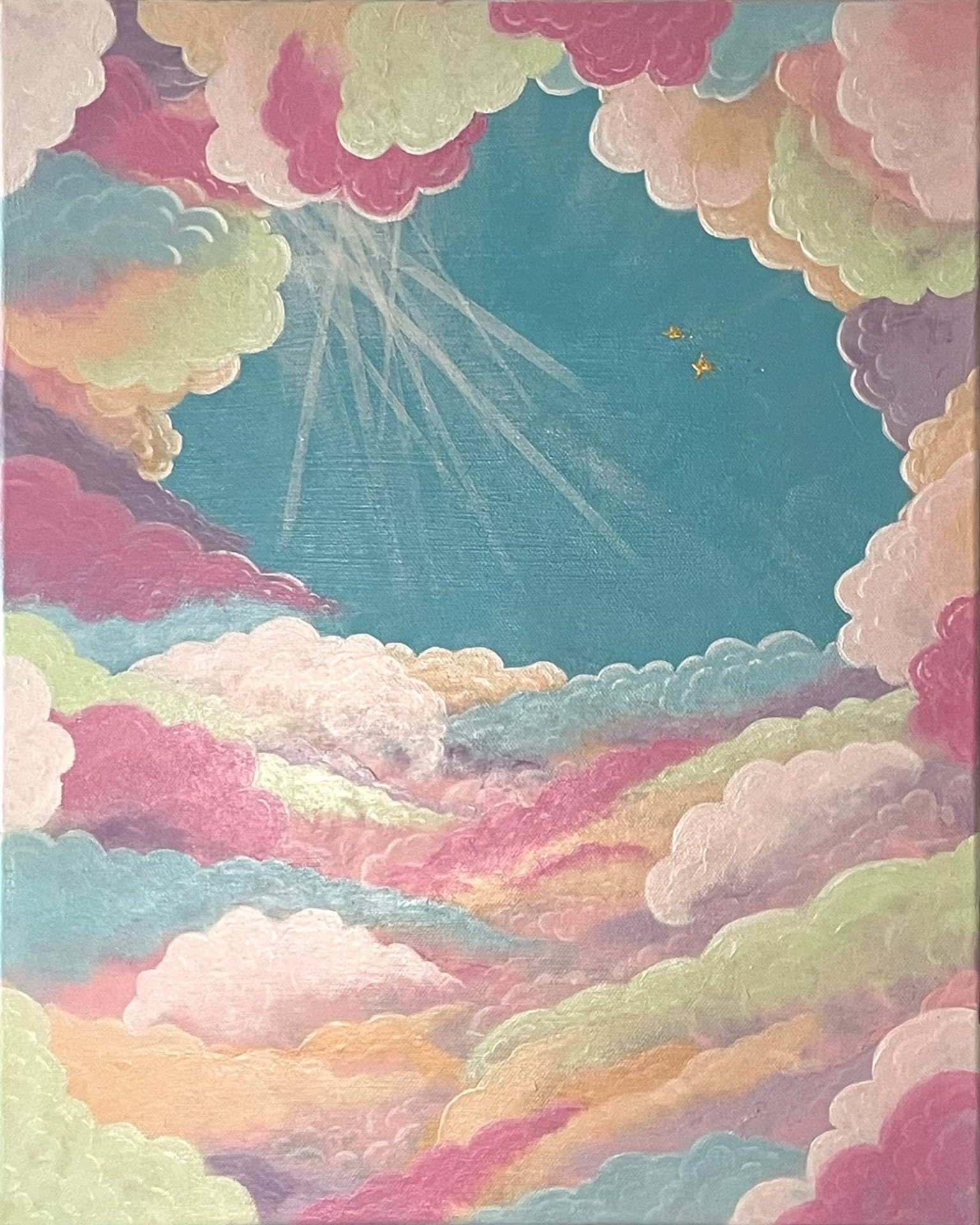 Pastellfargede skyer i rosa, lilla, gult og grønt omkranser en turkis himmel med lyse stråler og to små gullfugler.