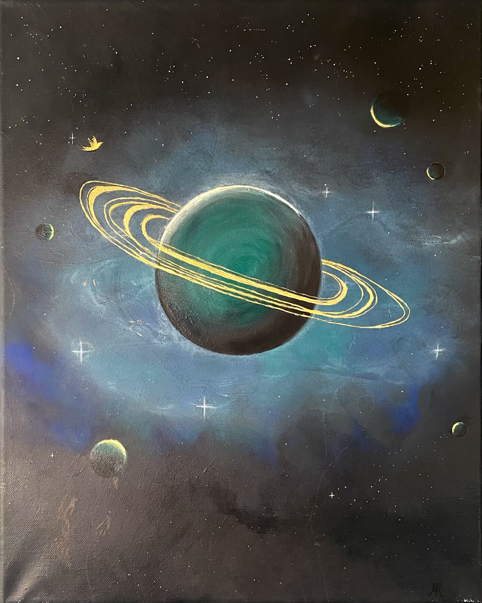 En turkis planet med gylne ringer omgitt av mindre planeter, stjerner og en liten gullfugl mot en mørk verdensromsbakgrunn.
